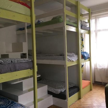 Chichilli Hostel Wina Bagian luar foto