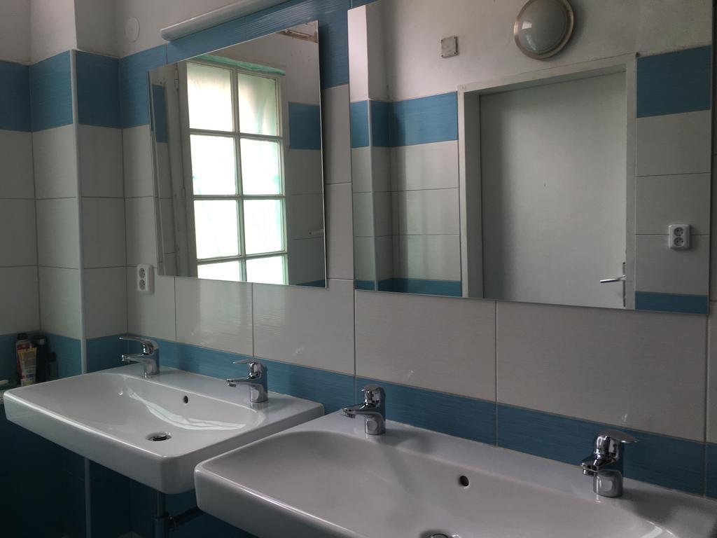 Chichilli Hostel Wina Bagian luar foto