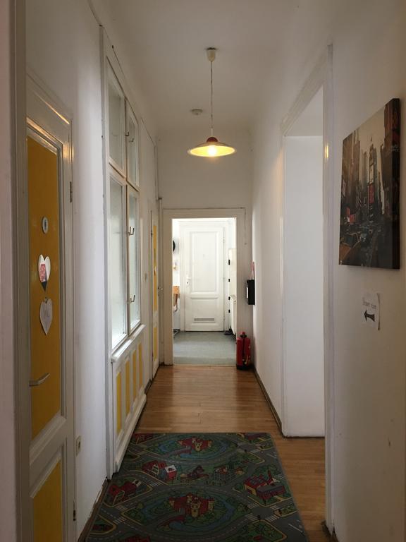 Chichilli Hostel Wina Bagian luar foto