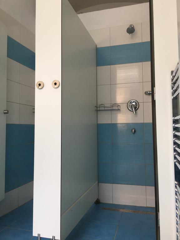 Chichilli Hostel Wina Bagian luar foto