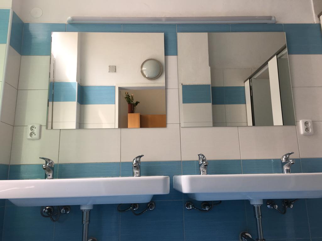 Chichilli Hostel Wina Bagian luar foto