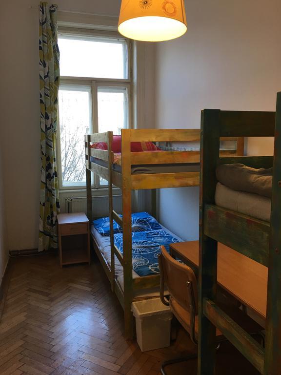 Chichilli Hostel Wina Bagian luar foto