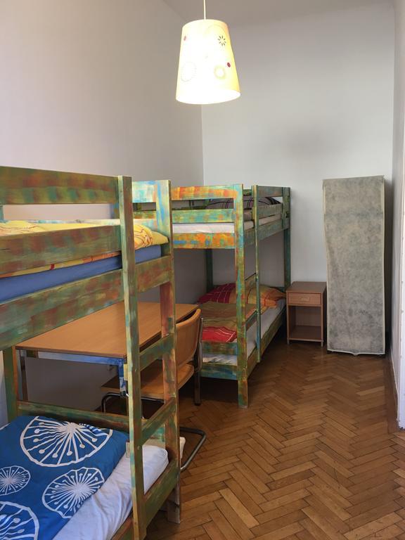Chichilli Hostel Wina Bagian luar foto