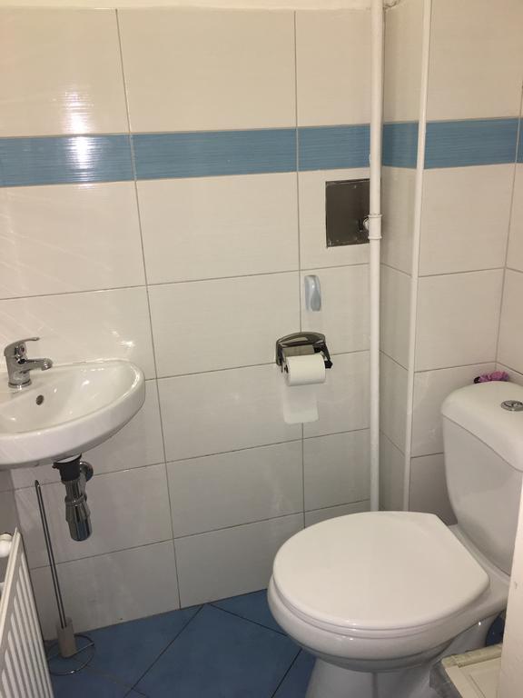 Chichilli Hostel Wina Bagian luar foto