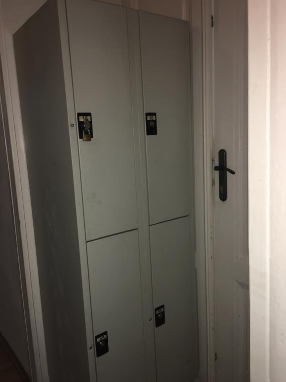 Chichilli Hostel Wina Bagian luar foto