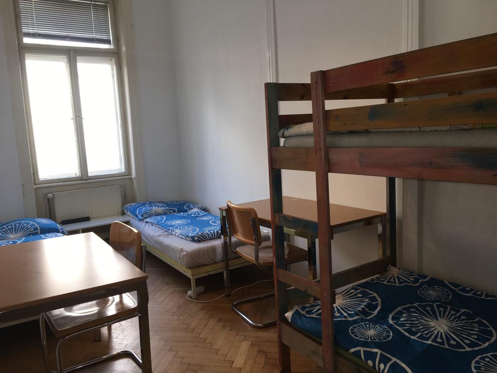 Chichilli Hostel Wina Bagian luar foto