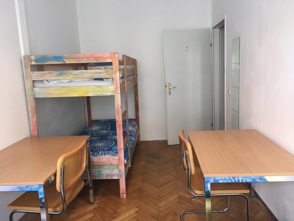 Chichilli Hostel Wina Bagian luar foto