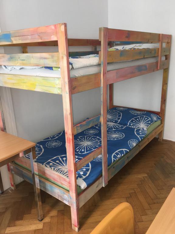 Chichilli Hostel Wina Bagian luar foto
