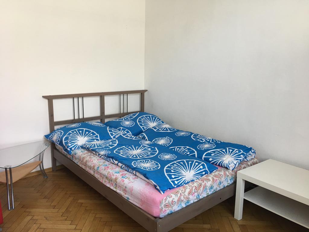 Chichilli Hostel Wina Bagian luar foto