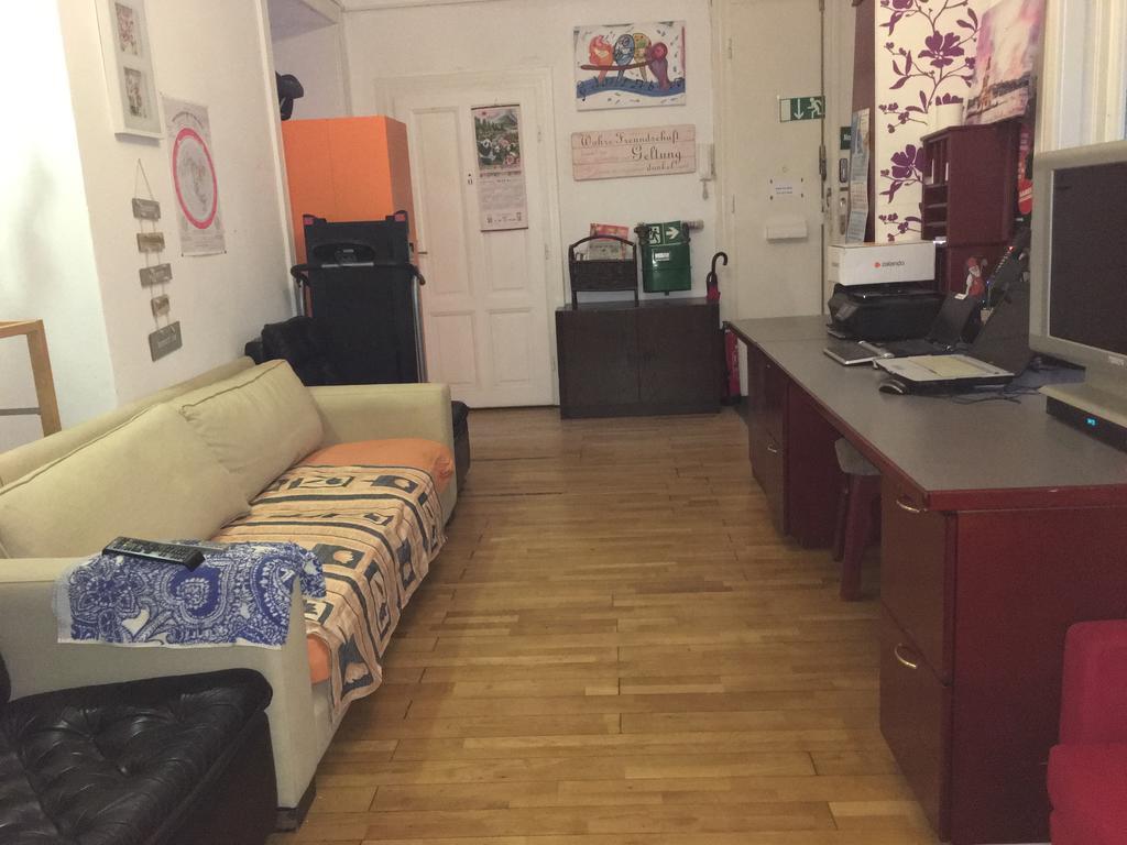 Chichilli Hostel Wina Bagian luar foto