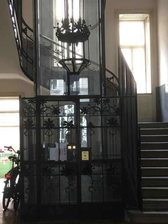 Chichilli Hostel Wina Bagian luar foto