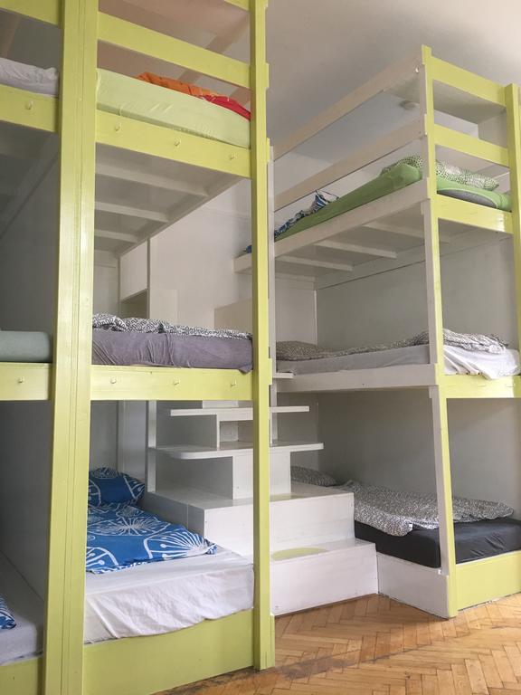 Chichilli Hostel Wina Bagian luar foto