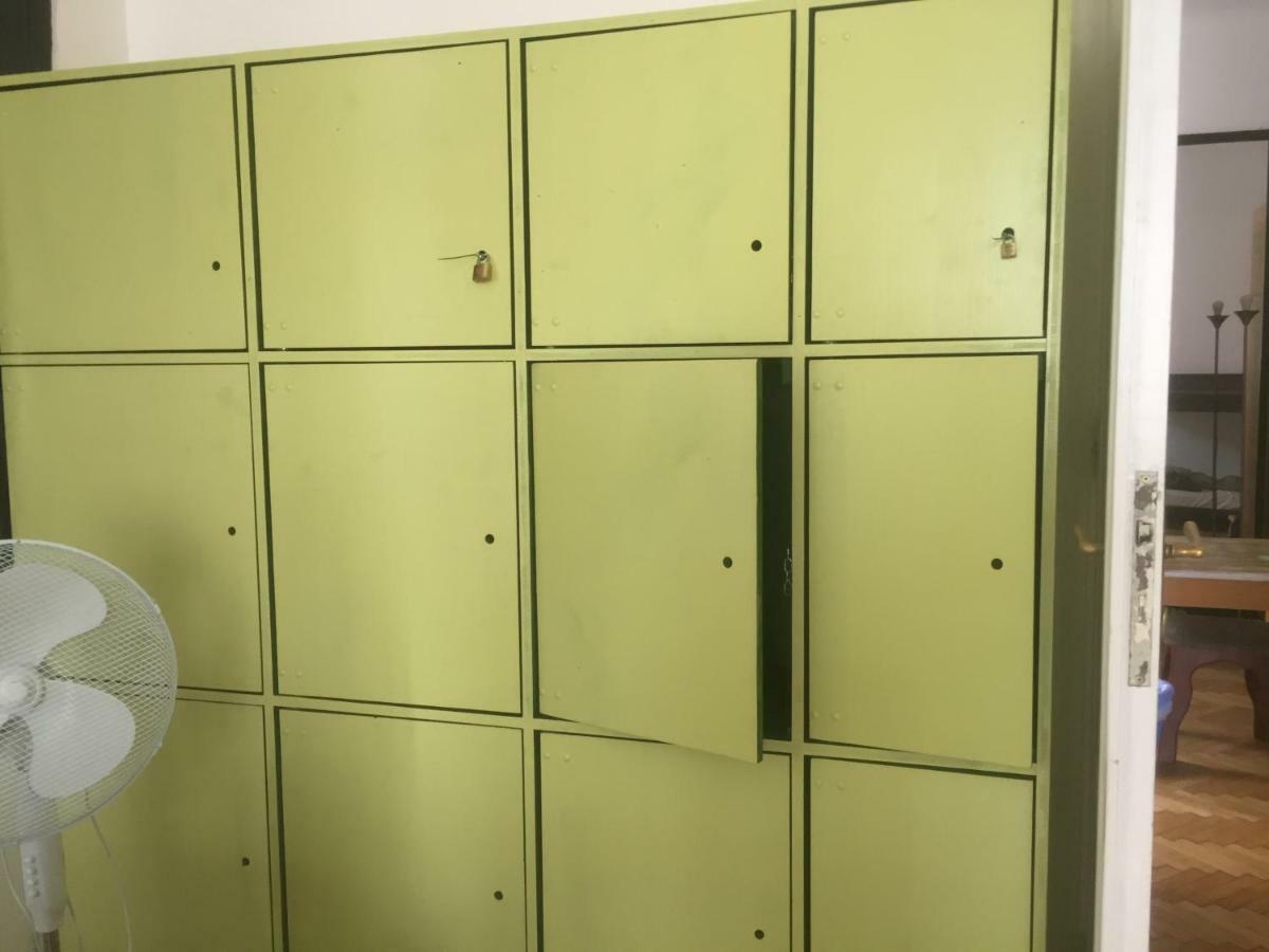 Chichilli Hostel Wina Bagian luar foto