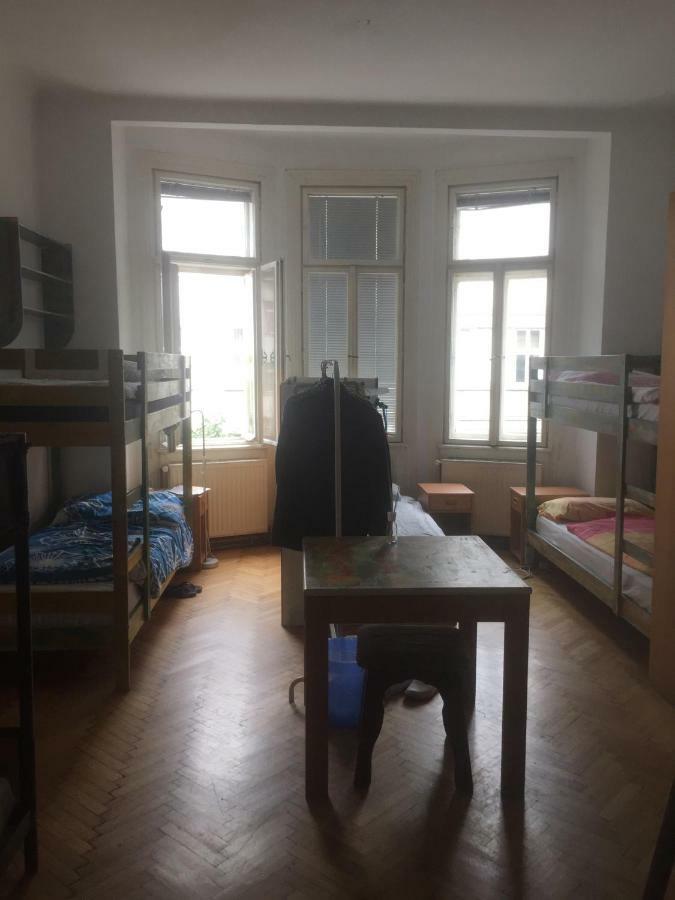 Chichilli Hostel Wina Bagian luar foto