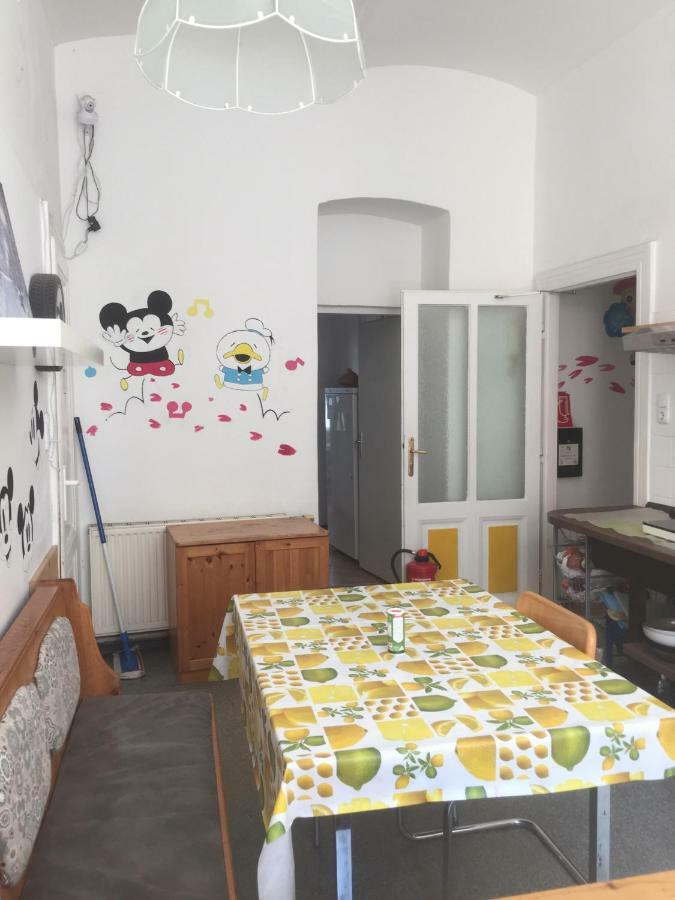 Chichilli Hostel Wina Bagian luar foto