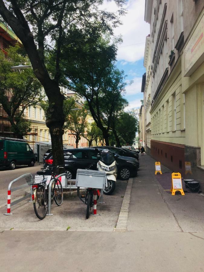 Chichilli Hostel Wina Bagian luar foto