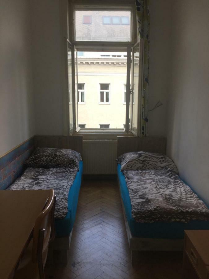 Chichilli Hostel Wina Bagian luar foto