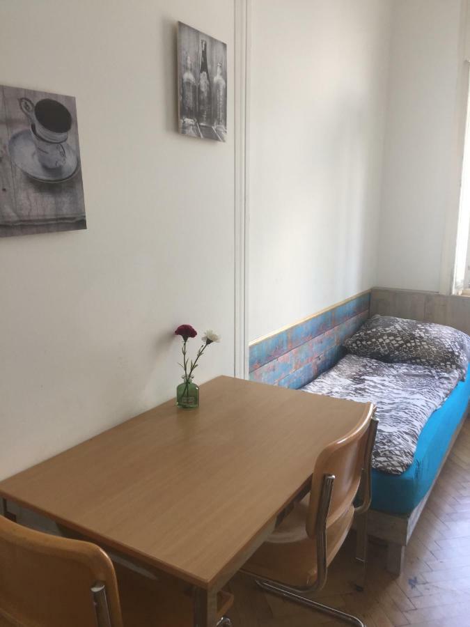 Chichilli Hostel Wina Bagian luar foto