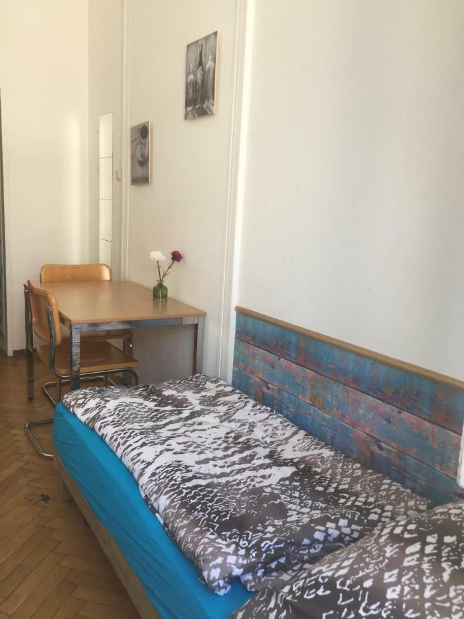 Chichilli Hostel Wina Bagian luar foto